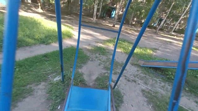 качаюсь на качелях очень круто