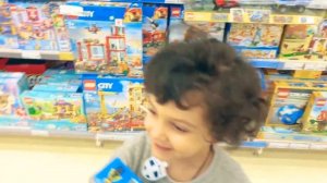 Малыш выбирает игрушки в магазине - Много игрушек!