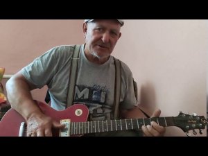 Отец играет на гитаре.