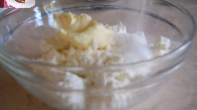 Белковые корзиночки  с творожным кремом и клубникой.