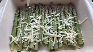 Полезная запечённая спаржа в духовке с пармезаном очень просто и вкусно