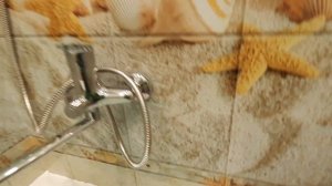 устраняем щели между ванной и стеной
