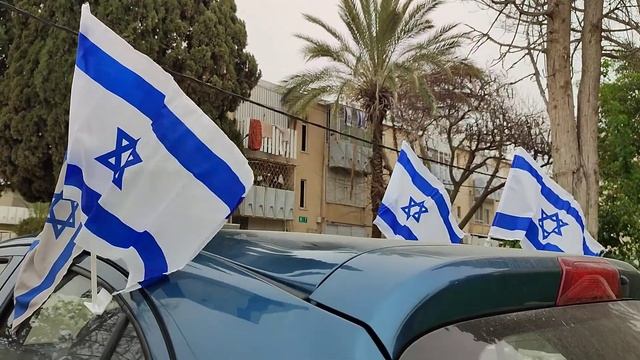 Израильские флаги на легковой машине ко Дню Независимости Израиля смотреть онлайн