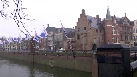 Муниципалитет Гааги попросил власти страны отстрочить антироссийские санкции хотя бы до января