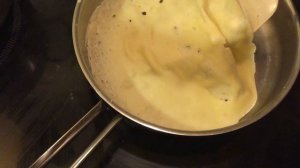 Переворачивание блина на сковороде из нержавейки