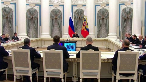 Владимир Путин по видеосвязи проводит совещание по развитию новых регионов страны