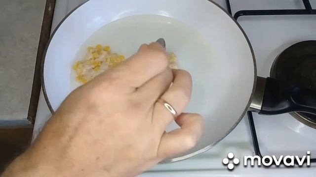 Как приготовить Оладьи из консервированной кукурузы.Взял БАНКУ КУКУРУЗЫ ,1 ЯЙЦО и готово. смотреть онлайн