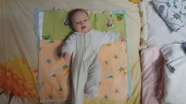 Оказывается,Лиза захотела спать и по-этому возмущается .Электрокачели не помогли. смотреть онлайн