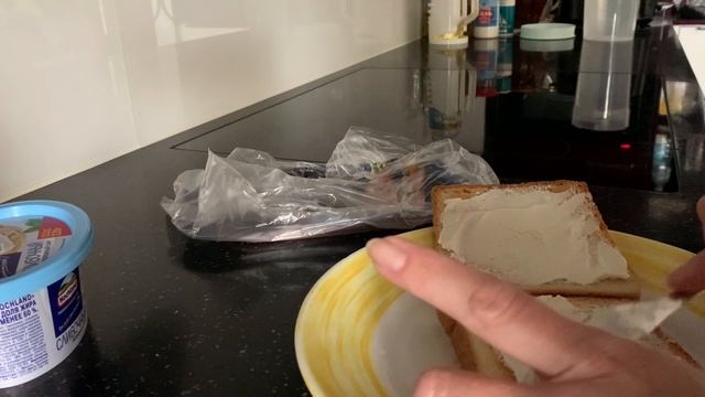 Бутерброды со сливочным творожным сыром и ветчиной