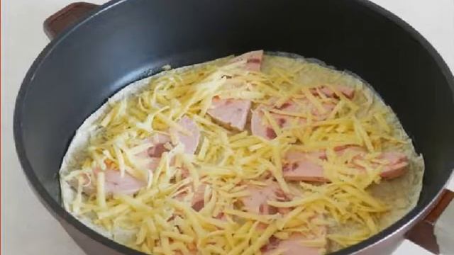 Как быстро испечь пирог из лаваша с сыром и колбасы на сковороде смотреть онлайн