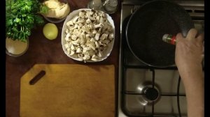 Салат из куриной грудки, шампиньонами и яичными блинчиками.Salad : chicken, champignon, egg Дар Еда