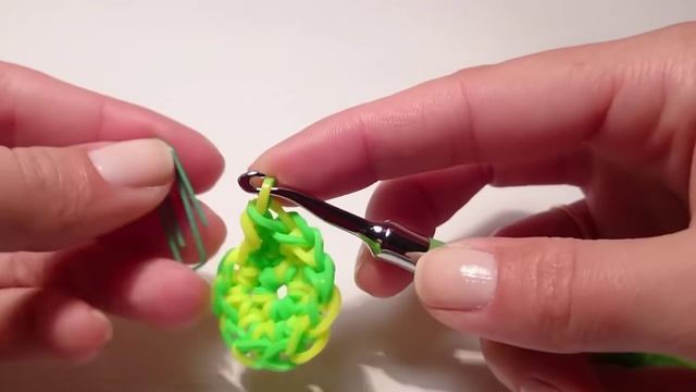 Как сплести брелок ШЛЯПА только крючком, БЕЗ СТАНКА лумигуруми, Радужки Rainbow Loom смотреть онлайн