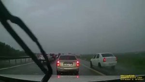 Молния ударила рядом с автомобилем