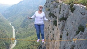 Бабушка ходит на канате и рассказывает АНЕКДОТ, королева зеленого экрана. Green screen Chroma Key