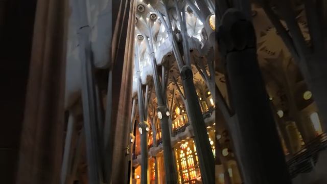 Sagrada Família x dentro. Собор святого семейства в Барселоне