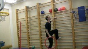 Лазаем по гимнастической стенке и бросаем на точность