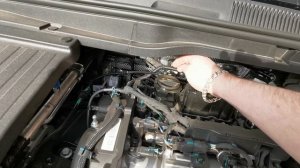 Geely Coolray снимаем пластиковую накладку двигателя