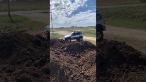 Тест нива 3Д и нива Шевроле по кучам земли