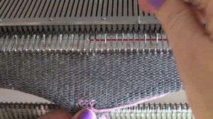 Планка с дырочками для пуговиц на вязальной машине