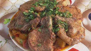 Свиная корейка с овощами в казане на костре