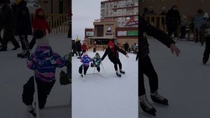На льду с детьми))