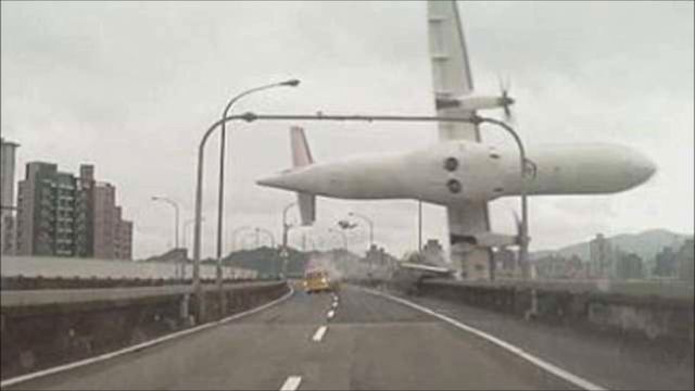 На Тайване Пассажирский Самолет Упал в Реку смотреть онлайн