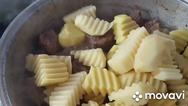 Как приготовить мясо с картошкой в казане. Именно так просят домашние! Самый вкусный соус! смотреть онлайн