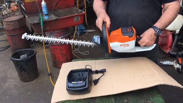 רמי שטילמן מסביר איך להשתמש במגזמת נטענת מקצועית סטיל How to use STIHL cordless hedge trimmer HSA-5 смотреть онлайн