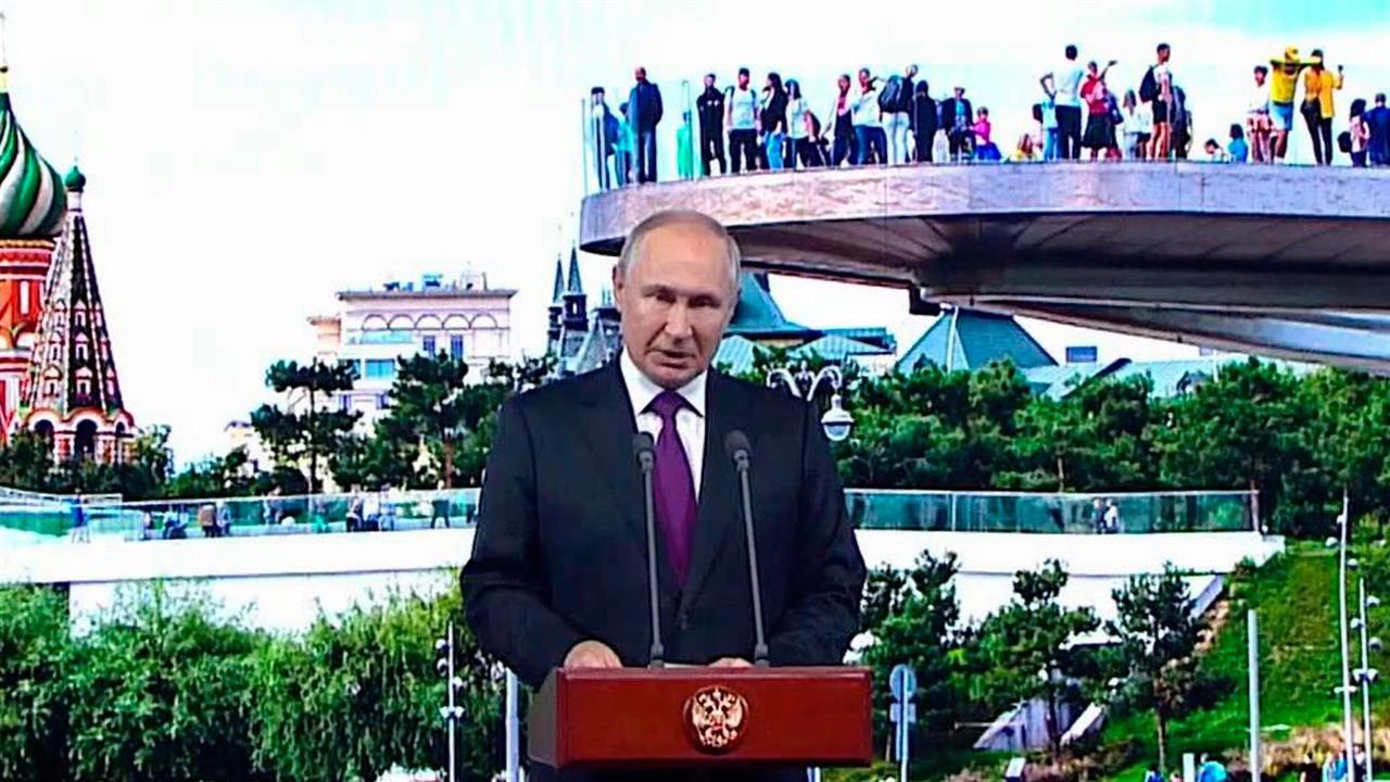 Владимир Путин поздравил москвичей с Днем города