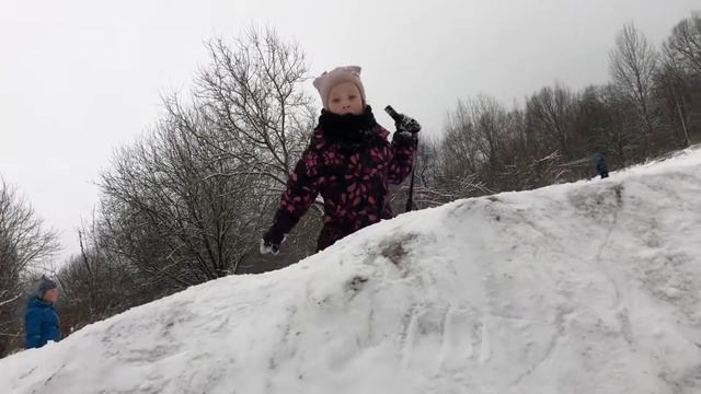 Зимняя прогулка и катание с горок на ватрушке смотреть онлайн