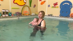 Плавание новорожденного, первое занятие по плаванью, плавание грудничка до года