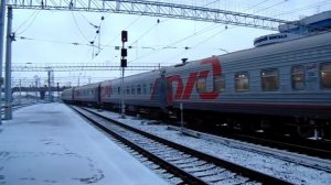 Отправление пригородного поеда Челябинск — Карталы и прибытие поезда №014Е Москва — Челябинск
