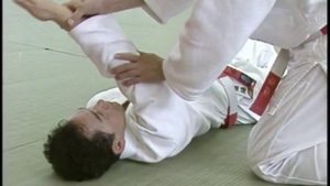 Kata-gatame – удержание с фиксацией плеча головой.