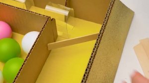 Хомяк пытается пройти 6-ти уровневый лабиринт-пирамиду из картона