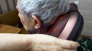Акупрессура позвоночника с помощью массажера.