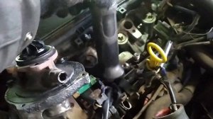 Сразу после пуска двигатель дымит  белым, после прогрева, дым уходит