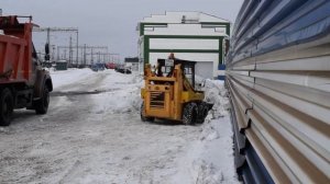 Погрузчик МКСМ-800 и самосвал Урал Next-73945. Вывоз снега.