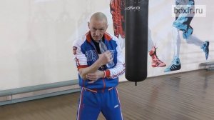 Бокс: постановка удара с помощью бутылки с водой