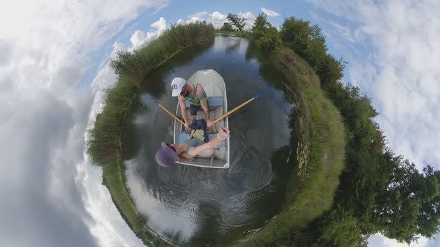 ПРОГУЛКА НА ЛОДКЕ ПО РЕКЕ смотреть онлайн