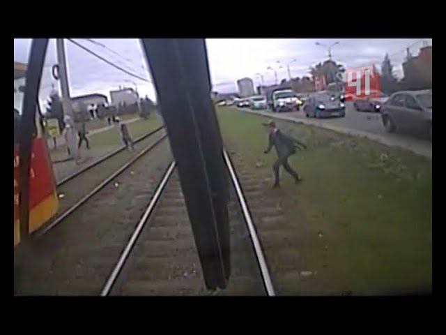 Зацепер попал под встречный трамвай / Новости смотреть онлайн