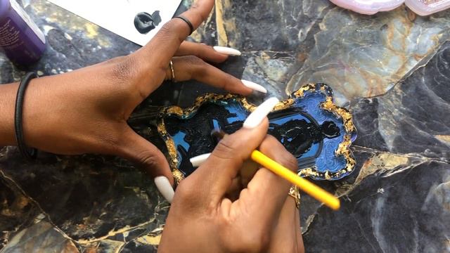 DIY Luxe Afro Queen Bow Down Resin Tray👑| Crafting w/ CS 💜| Color Shift Powder For Beginners смотреть онлайн