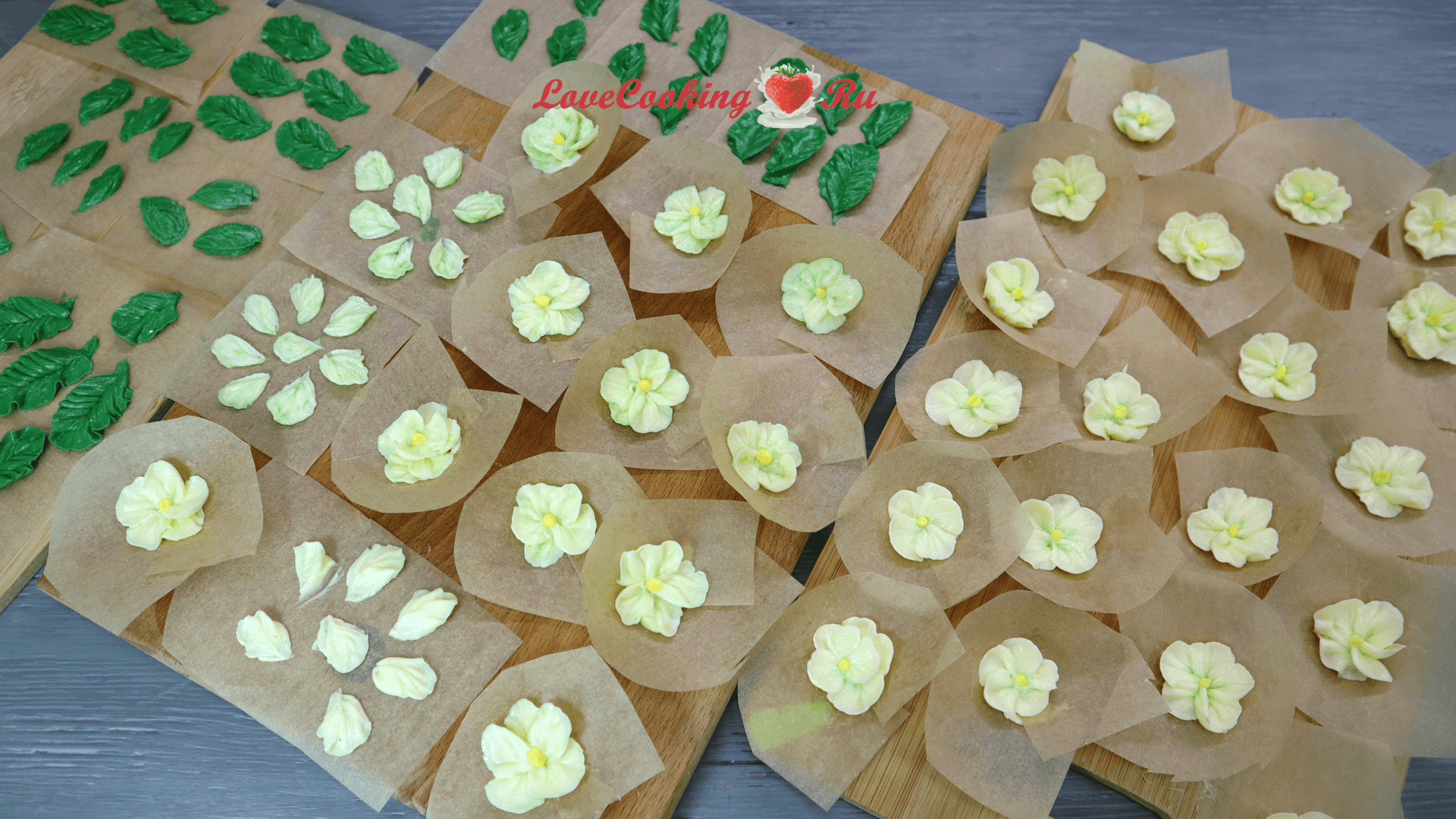 Белково-масляный крем на итальянской меренге для изготовления цветов, украшения тортов
