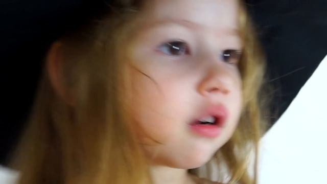 Вредная ведьма в гостях у Эмили на Хэллоуин смотреть онлайн