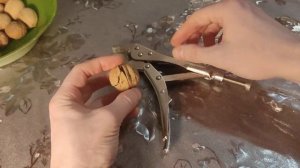 Самый хороший орехокол для грецких орехов -  регулируемый, надёжный и довольно недорогой