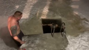 Русская народная забава "Из бани в прорубь"