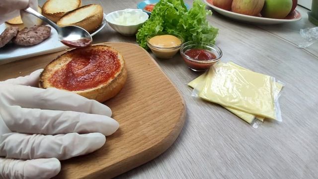 ? Бургер в домашних условиях ? Простой рецепт. Справится даже ребенок. What’s cooking смотреть онлайн