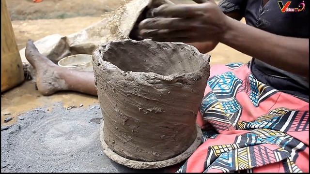 Naraminuje!!Ku myaka 10 natangiye kubumba|Made in Rwanda clay pot|How to make clay pot and vase смотреть онлайн