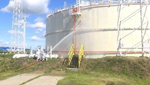 На нефтебазе пожарные тренировались в тушении резервуаров