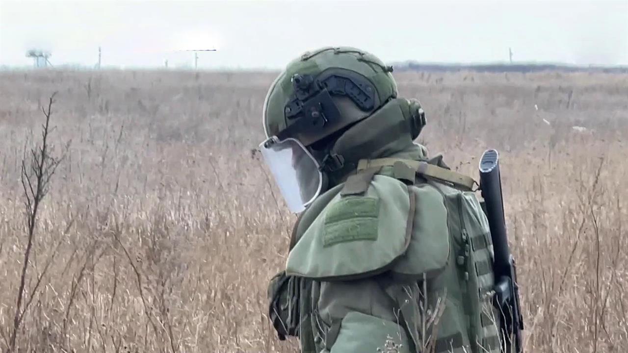 Российские саперы разминируют территории, с которых удалось выбить украинских боевиков
