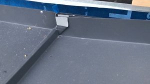 Монтаж фальцевой кровли и скрытая водосточная система. При строительстве загородного дома барнхаус